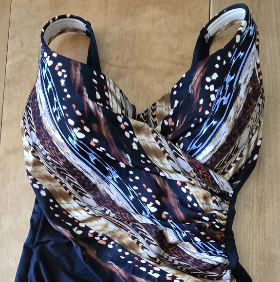 Size 16 Miraclesuit Black and Multicolor Swimsuit EXCELLENT Condtion - Picture 3 of 6